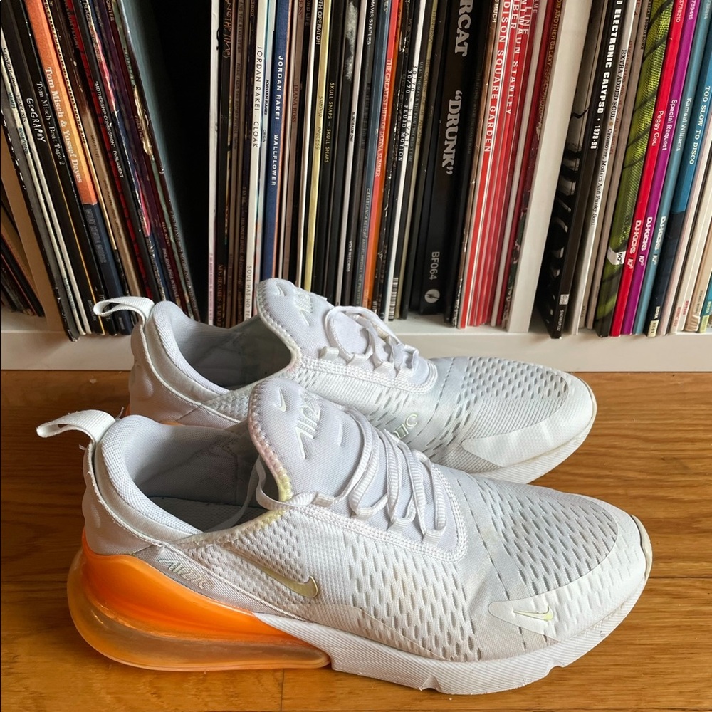 NIKE men’s AirMax270 orange heel